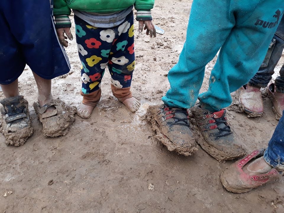 Enfants dans camp de réfugiés kurdes au Rojava, Kurdistan Syrien. Roja Sor humanitaire franco kurde